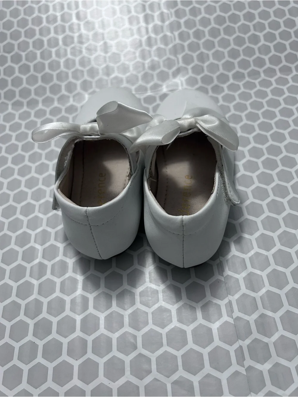 Kiderence White Girls' Satin Bow Mary Jane Dress Shoes. Size 7